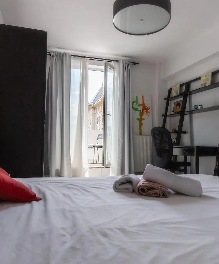 Apartment 3 Rooms, City Center, Balcony View, Sunset Boulevard 布加勒斯特